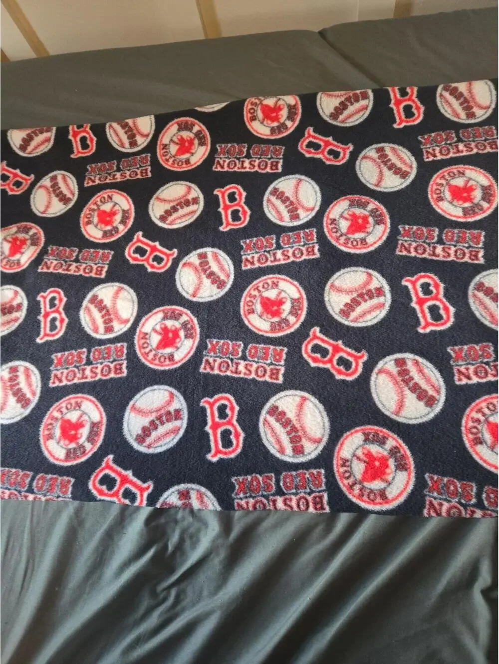 2004 Boston Red Sox MLB Fleece Fabric Remnant 5' x 2' - Picture 3 of 4